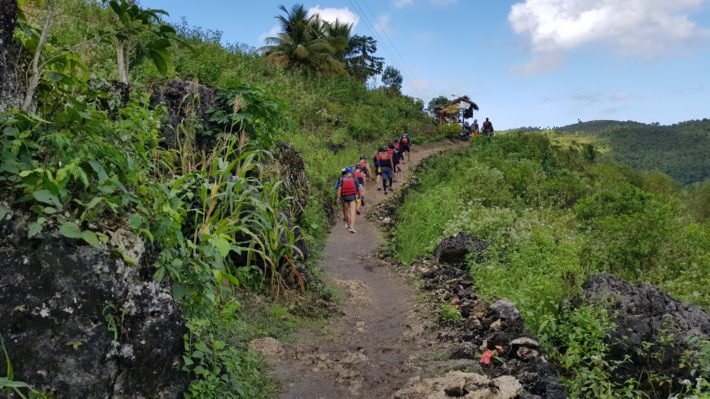 Caminho até a Entrada das Kawasan Falls, Ilha de Cebu, Filipinas Caminho até a Entrada das Kawasan Falls, Ilha de Cebu, Filipinas