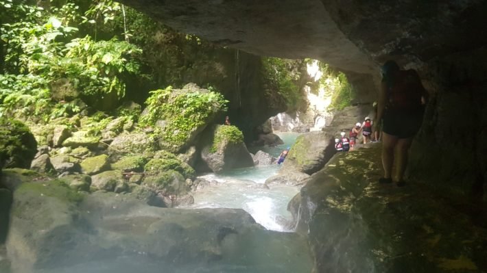 Canyoneering, Kawasan Falls, Cebu, Filipinas Canyoneering, Kawasan Falls, Cebu, Filipinas