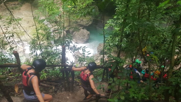Entrada das Kawasan Falls, Ilha de Cebu, Filipinas Entrada das Kawasan Falls, Ilha de Cebu, Filipinas