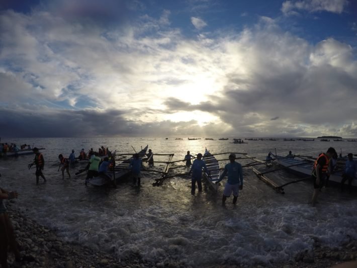 Barcos em Oslob, Filipinas Barcos em Oslob, Filipinas