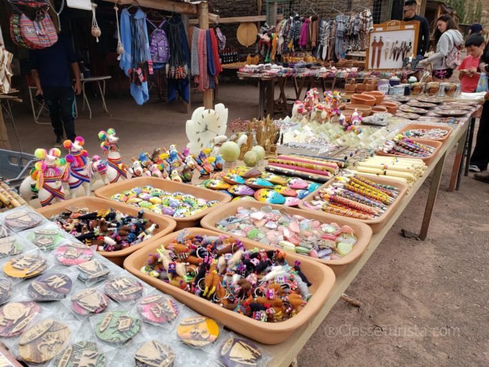 Compras na feira de artesanato em Mendoza, Argentina Compras na feira de artesanato em Mendoza, Argentina