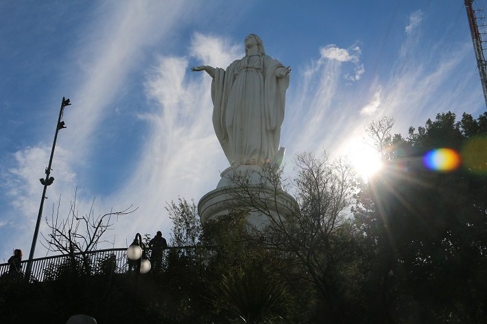 O que fazer em Santiago com crianças? 11 dicas 2 Estátua da Imaculada Conceição, Cerro San Cristóbal, Santiago, Chile