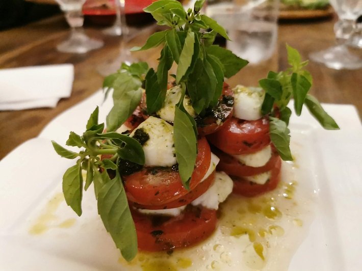 Vale a pena visitar Aracaju? 15 motivos para conhecer a capital sergipana 6 Salada Caprese no Restaurante La Vecchia, Aracaju