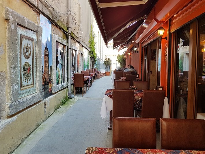 Old Ottoman Cafe & Restaurant: uma experiênca gastronômica em Istambul 2 Entrada e Mesas Externas do Old Ottoman Café & Restaurant, Istambul, Turquia