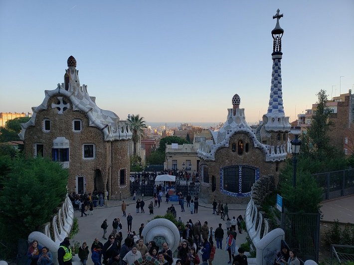 Parque Güell: obra de Antoni Gaudí em Barcelona Outono no Parque Güell, Barcelona, Espanha