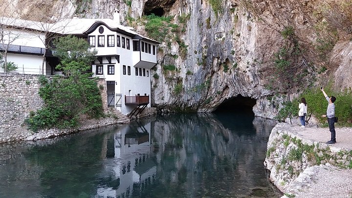 Road Trip pela Croácia, Eslovênia e Bósnia. Imperdível! 16 Casa dos Dervixes (Blagaj Tekke), Blagaj, Bósnia