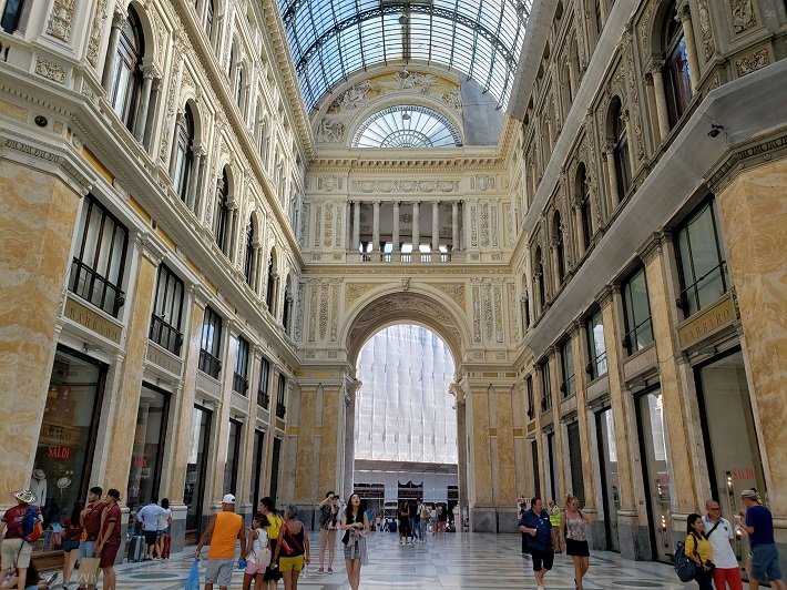 Nápoles: roteiro de 1 dia pela terra natal da Pizza 11 Galleria Umberto I, Nápoles, Itália