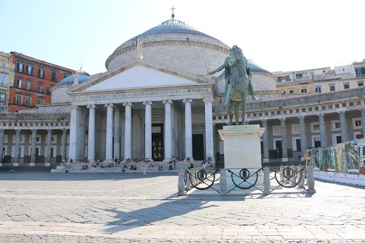 Nápoles: roteiro de 1 dia pela terra natal da Pizza 13 Piazza del Plebiscito, Nápoles, Itália