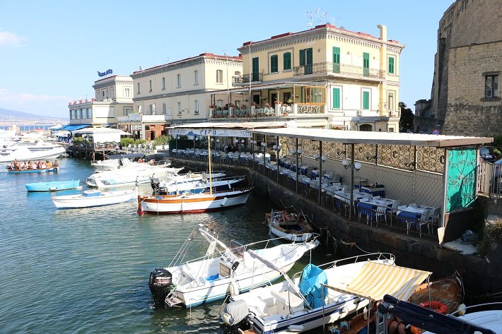 Nápoles: roteiro de 1 dia pela terra natal da Pizza 20 Restaurantes e barcos ao lado do Castelo do Ovo, Nápoles