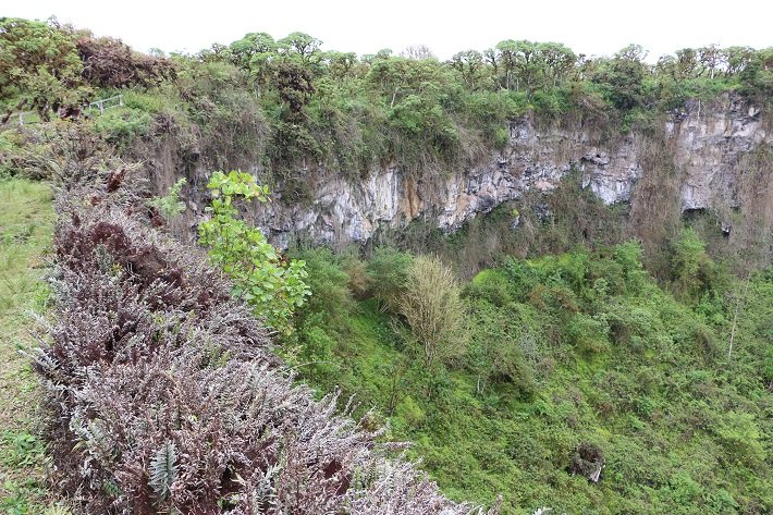 Los Gemelos: as incríveis formações vulcânicas em Galápagos 3 Cratera e Mirante, Los Gemelos, Ilha de Santa Cruz, Galápagos