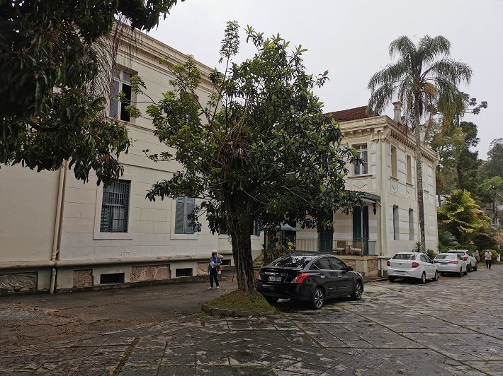 Onde ficar em Petrópolis? 8 pousadas e hotéis na Cidade Imperial 7 Estacionamento do Hotel Casablanca Imperial, Petrópolis